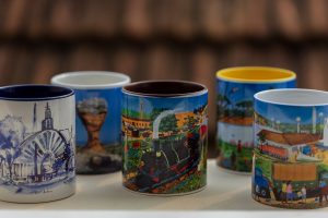 Canecas com artes de artistas plásticos pontagrossenses